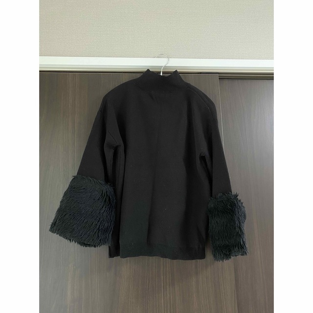 GU(ジーユー)のファー袖薄手ブラックニット レディースのトップス(ニット/セーター)の商品写真