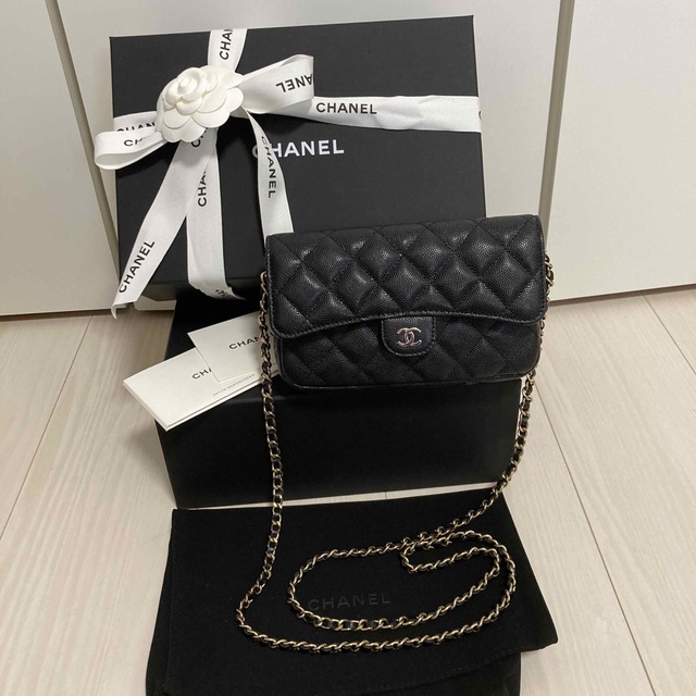 CHANEL  フラップフォンケース　新品　2022/23レディース