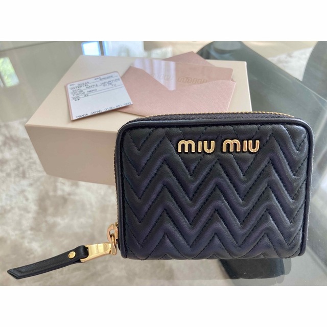 miu miu  ミュウミュウ　二つ折り財布