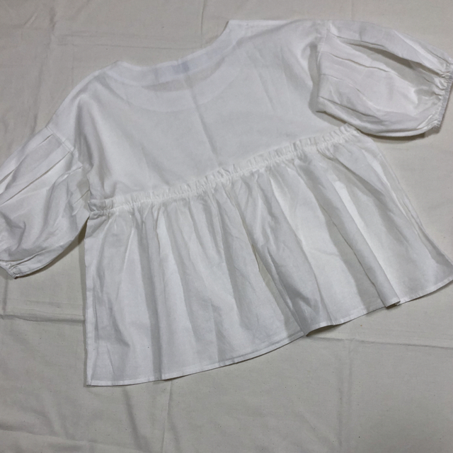 ⭐︎未使用⭐︎emi ＋⭐︎ギャザーチュニック⭐︎白⭐︎コットン⭐︎ レディースのトップス(シャツ/ブラウス(半袖/袖なし))の商品写真