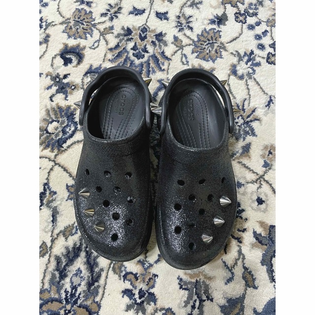 crocs(クロックス)のCROCS ラメ 厚底 貴重希少 ブラック スタッズ グリッターサンダル 25 レディースの靴/シューズ(サンダル)の商品写真