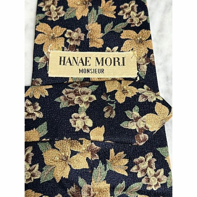 HANAE MORI(ハナエモリ)の【高級ネクタイ✨️極美品✨️】HANAE MORI ネイビー系 花柄 マルチカラ メンズのファッション小物(ネクタイ)の商品写真