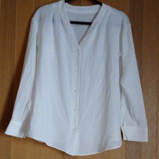 ジーユー(GU)のレディース トップス ブラウス シャツ パール パーティー 婦人服 白 GU(Tシャツ(長袖/七分))