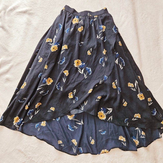 dholic(ディーホリック)の【Ehegtoi】アシンメトリー花柄ロングスカート レディースのスカート(ロングスカート)の商品写真