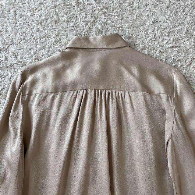 Max Mara(マックスマーラ)の新品同様✨白タグマックスマーラ シルク100 光沢 長袖シャツ 薄ベージュ 42 レディースのトップス(シャツ/ブラウス(長袖/七分))の商品写真