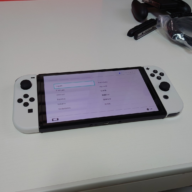 Nintendo Switch(ニンテンドースイッチ)の任天堂 Switch 本体 有機EL ホワイト +アソビ大全 エンタメ/ホビーのゲームソフト/ゲーム機本体(携帯用ゲーム機本体)の商品写真