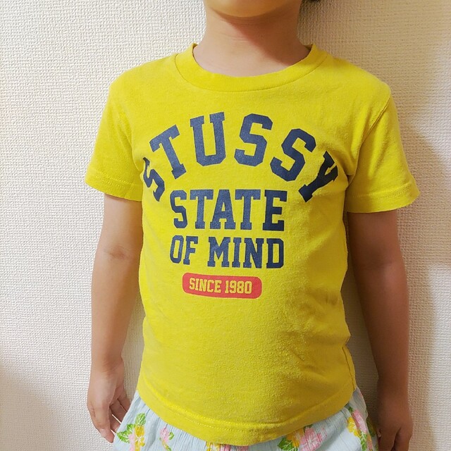 STUSSY(ステューシー)のSTUSSYキッズ半袖TシャツSサイズSTATE OF MIND黄色イエロー紺赤 キッズ/ベビー/マタニティのキッズ服男の子用(90cm~)(Tシャツ/カットソー)の商品写真