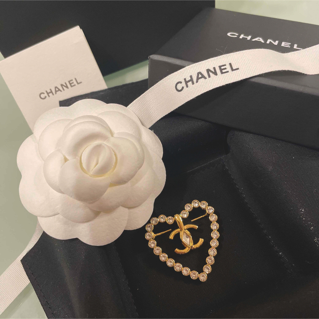 CHANEL(シャネル)のガーベラ様ご専用です♡シャネルCHANEL♡ ハートブローチ　今期新作　未使用 レディースのアクセサリー(ブローチ/コサージュ)の商品写真