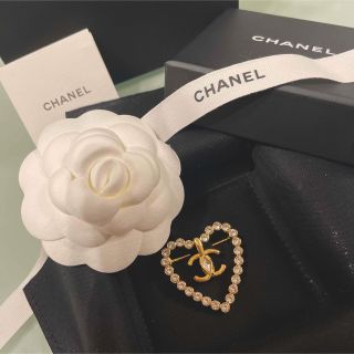 シャネル(CHANEL)のガーベラ様ご専用です♡シャネルCHANEL♡ ハートブローチ　今期新作　未使用(ブローチ/コサージュ)