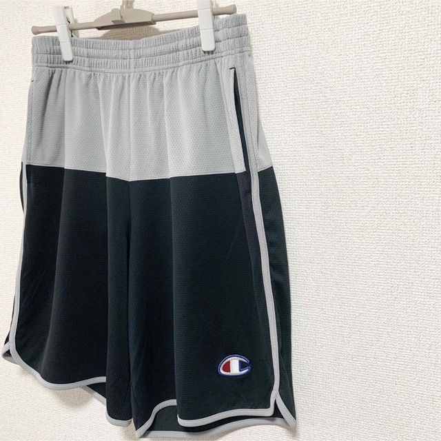 Champion(チャンピオン)のチャンピオン ハーフパンツ メンズL 黒 グレー バスケットボール ロゴ メンズのパンツ(ショートパンツ)の商品写真