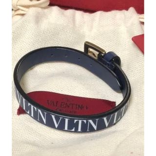 ヴァレンティノガラヴァーニ(valentino garavani)の未使用 ヴァレンティノガラヴァーニ VLTN リストバンド ブレスレット　値下げ(ブレスレット/バングル)