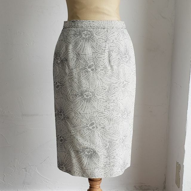 HERNO(ヘルノ)のヘルノ HERNO ☆ 花柄 刺繍 タイトスカート 42 イタリア製 ホワイト レディースのスカート(ひざ丈スカート)の商品写真