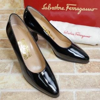 サルヴァトーレフェラガモ(Salvatore Ferragamo)の未使用 フェラガモ ☆ エナメルレザー デザインヒール パンプス 6.5C 伊製(ハイヒール/パンプス)