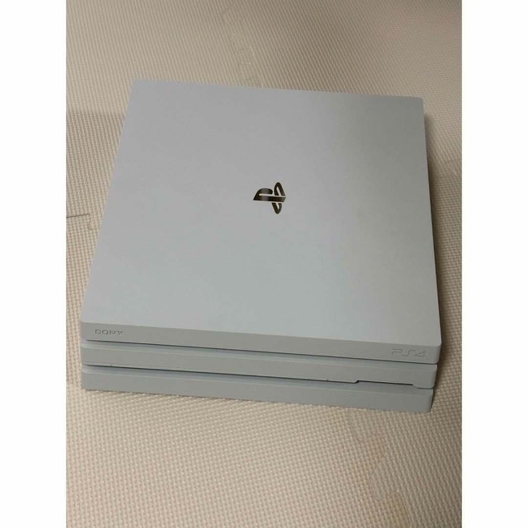 PlayStation4(プレイステーション4)のPS4 Pro 1TB 10.50 おまけ付き エンタメ/ホビーのゲームソフト/ゲーム機本体(家庭用ゲーム機本体)の商品写真