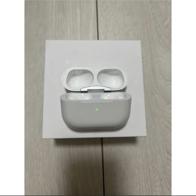 Apple(アップル)のAirPods pro 充電ケース スマホ/家電/カメラのオーディオ機器(ヘッドフォン/イヤフォン)の商品写真