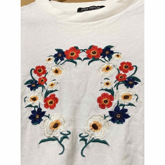 花刺繍　半袖　Tシャツ レディースのトップス(Tシャツ(半袖/袖なし))の商品写真