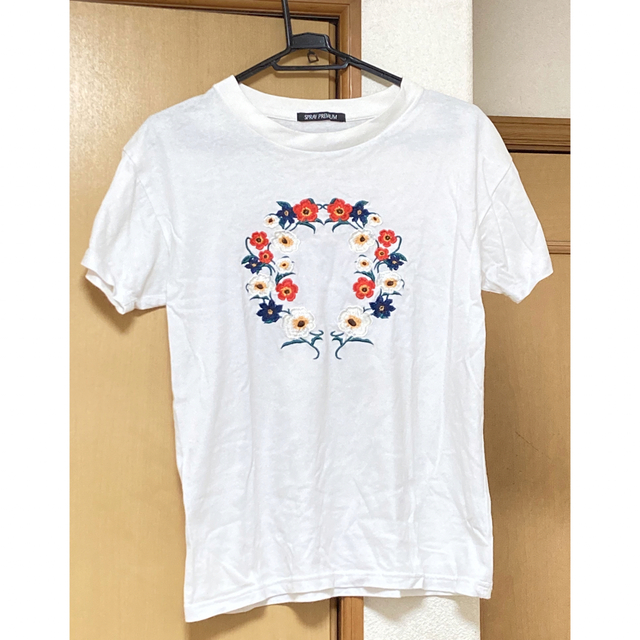 花刺繍　半袖　Tシャツ レディースのトップス(Tシャツ(半袖/袖なし))の商品写真