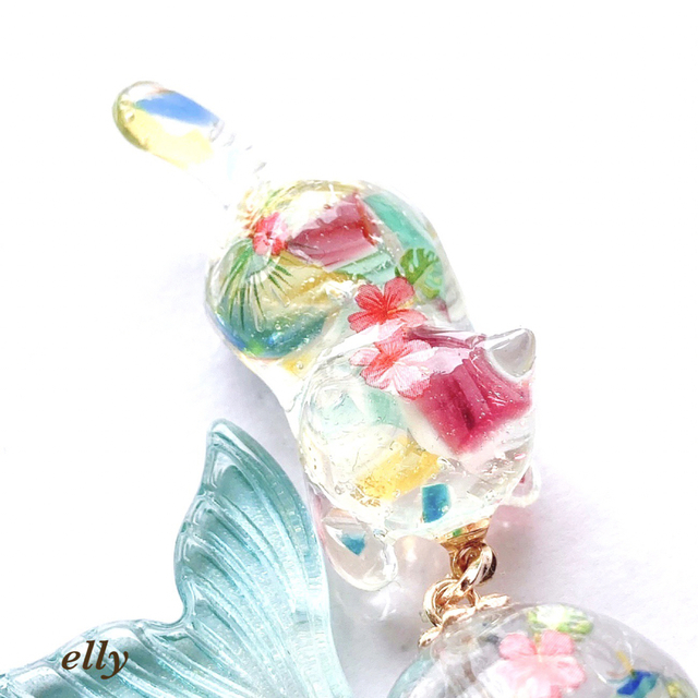 琉球ガラス　トロピカル　ハイビスカス　風鈴　じゃれ猫　レジン　キーホルダー ハンドメイドのファッション小物(バッグチャーム)の商品写真