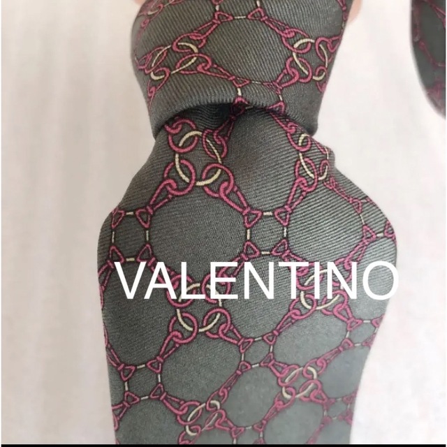 VALENTINO(ヴァレンティノ)の✨未使用✨VALENTINOネクタイ メンズのファッション小物(ネクタイ)の商品写真