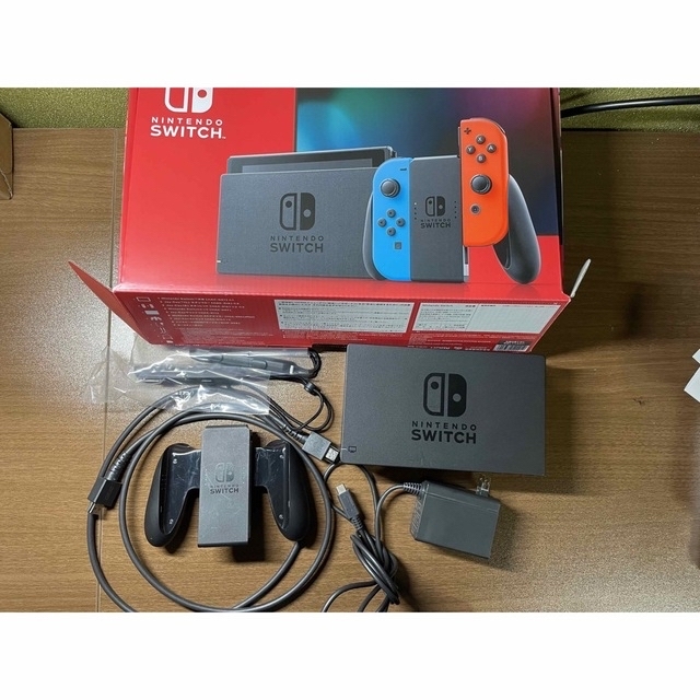 Nintendo Switch(ニンテンドースイッチ)のニンテンドー　Switch 本体　ネオンブルー/レッド　256GBSDカード付き エンタメ/ホビーのゲームソフト/ゲーム機本体(携帯用ゲーム機本体)の商品写真