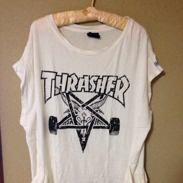 E hyphen world gallery(イーハイフンワールドギャラリー)のTHRASHER×イーハイフン ドルマン レディースのトップス(チュニック)の商品写真