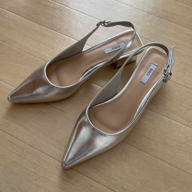 【SV】バックストラップポインテッドブロックヒールパンプス