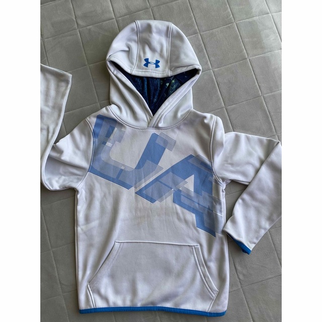 UNDER ARMOUR(アンダーアーマー)のアンダーアーマー　起毛パーカー　130 キッズ/ベビー/マタニティのキッズ服男の子用(90cm~)(ジャケット/上着)の商品写真