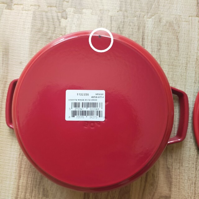 STAUB(ストウブ)のStaubストウブ ココット ラウンド　チェリー 22cm キッチンタオル付 インテリア/住まい/日用品のキッチン/食器(鍋/フライパン)の商品写真