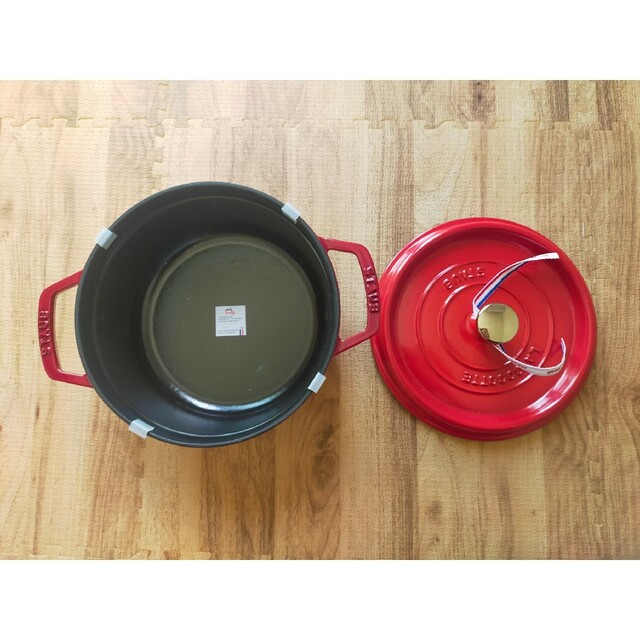 STAUB(ストウブ)のStaubストウブ ココット ラウンド　チェリー 22cm キッチンタオル付 インテリア/住まい/日用品のキッチン/食器(鍋/フライパン)の商品写真