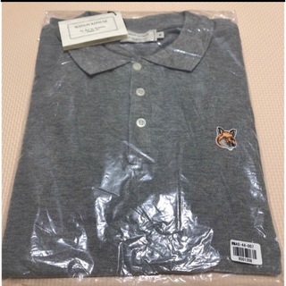 メゾンキツネ(MAISON KITSUNE')の新品❤︎メゾンキツネ　ポロシャツ　半袖　グレー　Mサイズ(ポロシャツ)