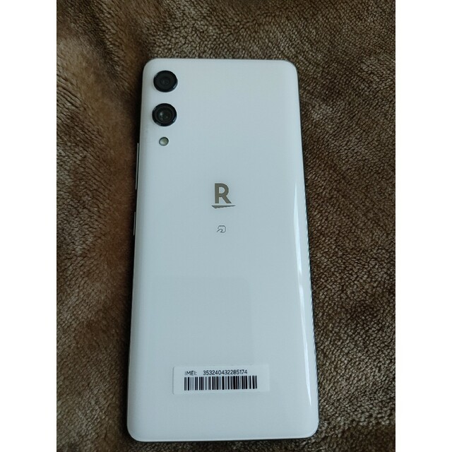 Rakuten Hand P710 ホワイト　ケース付 スマホ/家電/カメラのスマートフォン/携帯電話(スマートフォン本体)の商品写真