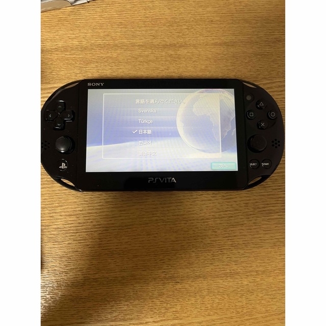 PlayStation Vita(プレイステーションヴィータ)のPlayStation®Vita（PCH-2000シリーズ）Wi-Fiモデル … エンタメ/ホビーのゲームソフト/ゲーム機本体(携帯用ゲーム機本体)の商品写真