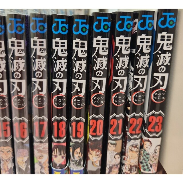 鬼滅の刃(キメツノヤイバ)の鬼滅の刃全巻,小説,ファンブック+缶バッジ エンタメ/ホビーの漫画(少年漫画)の商品写真