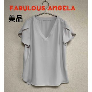 ファビュラスアンジェラ(Fabulous Angela)の美品⭐️Fabulous Angela Vネック ペタルスリーブブラウス グレー(シャツ/ブラウス(半袖/袖なし))