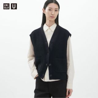 ユニクロ(UNIQLO)のUNIQLO U Vネックカーディガン（ノースリーブ）新品未使用　タグなし(ベスト/ジレ)