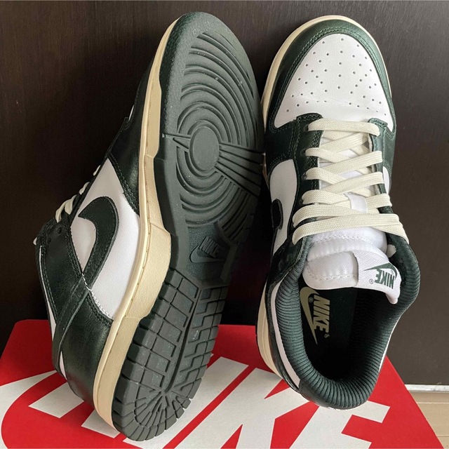 NIKE(ナイキ)のNike WMNS Dunk Low "Vintage Green" 23.5 レディースの靴/シューズ(スニーカー)の商品写真