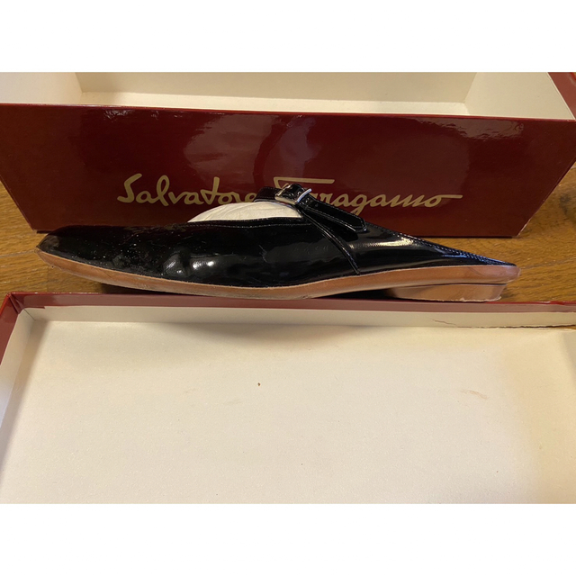 Salvatore Ferragamo(サルヴァトーレフェラガモ)のサルヴァトーレフェラガモ オードリーヘップバーンモデル エナメルミュール レディースの靴/シューズ(ミュール)の商品写真