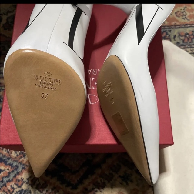 VALENTINO(ヴァレンティノ)のヴァレンティノ　パンプス　37  スタッズ　サンダル　ホワイト レディースの靴/シューズ(ハイヒール/パンプス)の商品写真