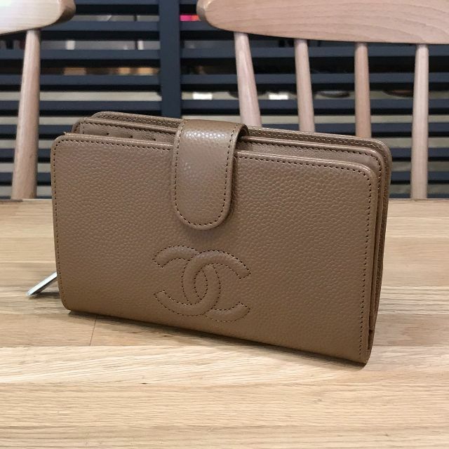 CHANEL(シャネル)の未使用 シャネル ココマーク 2つ折り財布 キャビアスキン グレーベージュ レディースのファッション小物(財布)の商品写真