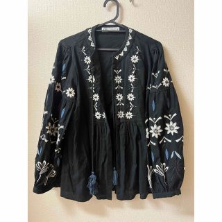 ザラ(ZARA)のZARA 新品 エンブロイダリー 花柄 トップス(シャツ/ブラウス(長袖/七分))