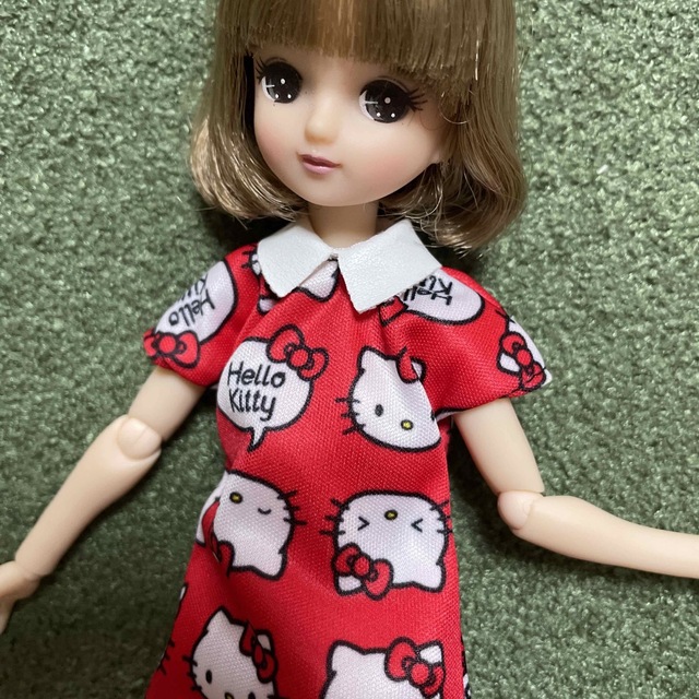 Barbie(バービー)のドール洋服　キティーちゃん　ワンピース キッズ/ベビー/マタニティのおもちゃ(ぬいぐるみ/人形)の商品写真