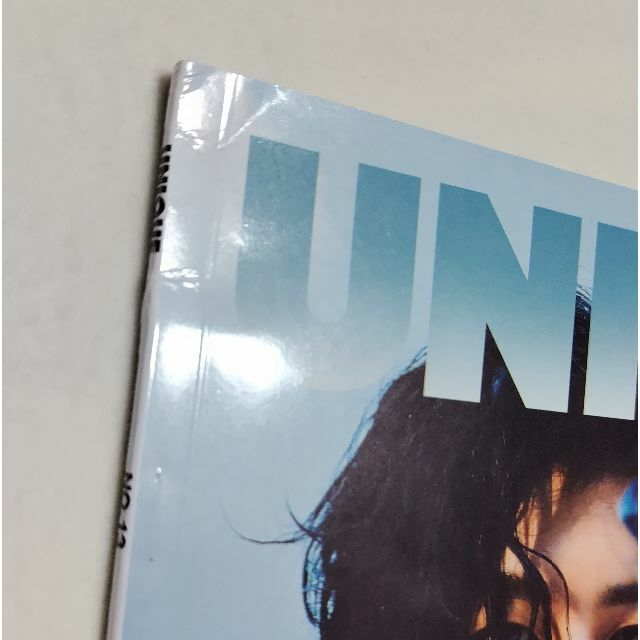 カード全種類付中国雑誌２冊セット【UNIQUE（表紙PondPhuwin）】 エンタメ/ホビーの雑誌(ファッション)の商品写真