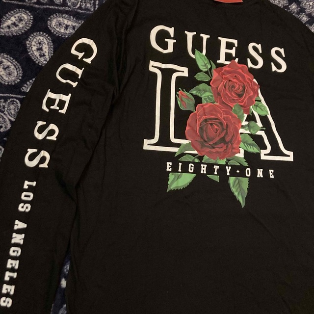 GUESS(ゲス)のLA限定 激レア新品 GUESS 薔薇 ロンT ゲス 長袖Tシャツ 黒 L バラ メンズのトップス(Tシャツ/カットソー(七分/長袖))の商品写真