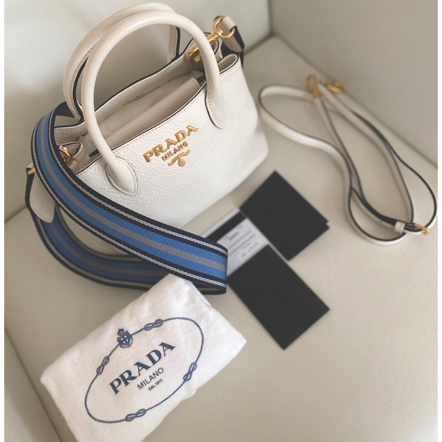 PRADA(プラダ)のPRADA レザー　ショルダーバッグ　訳あり　一度の使用　ベルト2本 レディースのバッグ(ショルダーバッグ)の商品写真