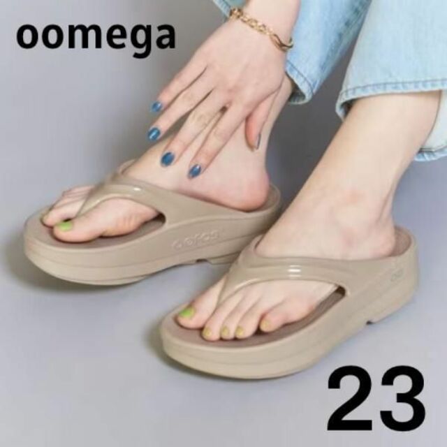 OOFOS(ウーフォス)の新品　OOFOS ウーフォス　OOmega　23 サンダル ノマド　ベージュ レディースの靴/シューズ(サンダル)の商品写真