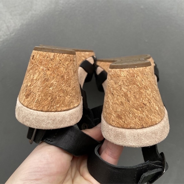 UGG(アグ)のアグUGG 軽量クッション　アンクルベルトウェッジソールサンダル　黒 レディースの靴/シューズ(サンダル)の商品写真