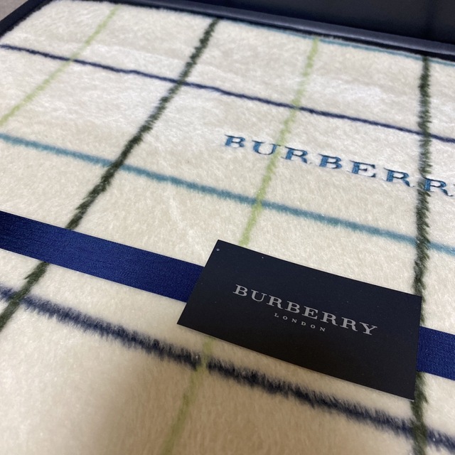 BURBERRY(バーバリー)のBURBERRY】シルク毛布  自宅保管品   未使用品 インテリア/住まい/日用品の寝具(毛布)の商品写真