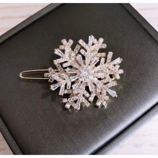 金色の雪の結晶のヘアクリップ(ヘアアクセサリー)