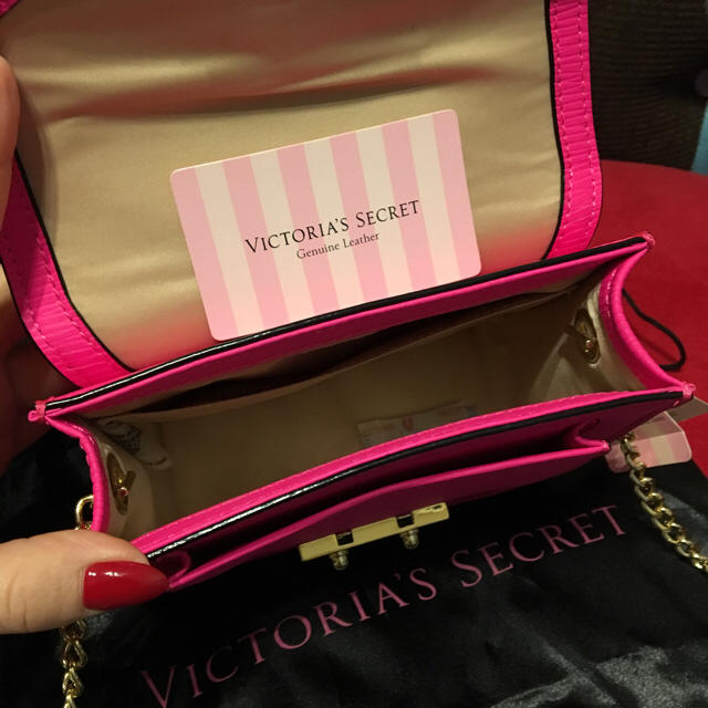 Victoria's Secret(ヴィクトリアズシークレット)のVICTORIA'S SECRET チェーンバック ビビットピンク レディースのバッグ(ショルダーバッグ)の商品写真