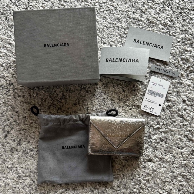 Balenciaga(バレンシアガ)のバレンシアガ　ミニ財布　シルバー レディースのファッション小物(財布)の商品写真